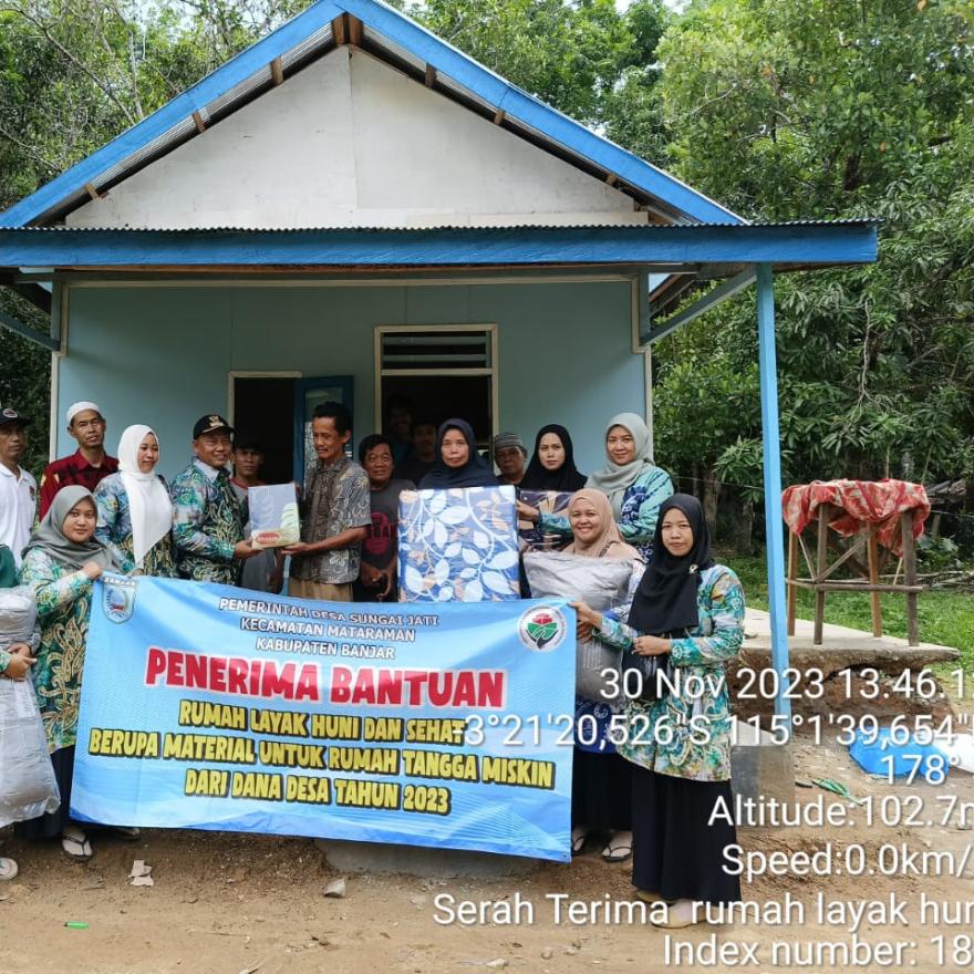 Penyerahan Bantuan Bedah Rumah Tidak Layak Huni (RTLH) Dari Dana Desa 